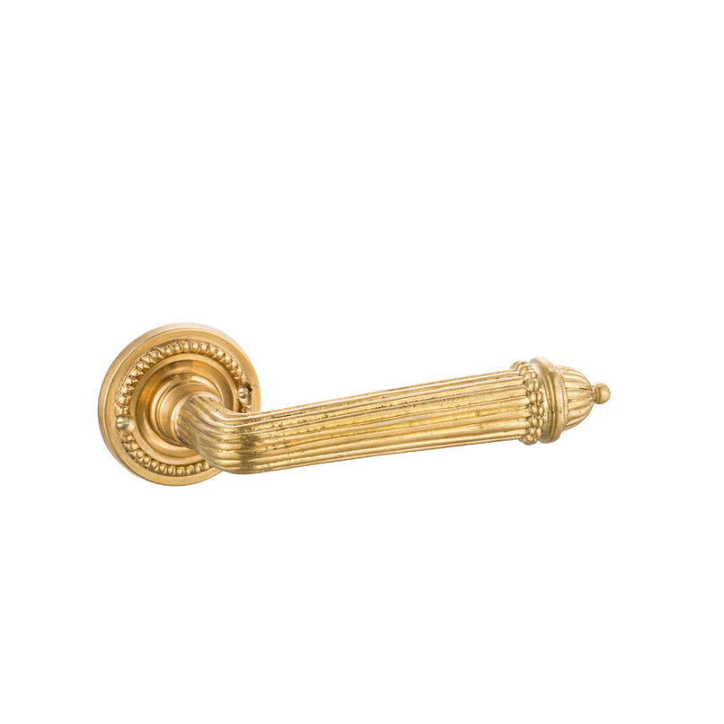 This medium-sized brass door handle has a distinctive grooved design, adding both texture and elegance to any door. The handle is smooth and rounded, with grooves running along its length, providing a gentle tactile sensation under the fingers. The brass material has a warm, golden hue with a polished finish, offering a sturdy and comfortable grip. The grooved texture not only enhances the handle