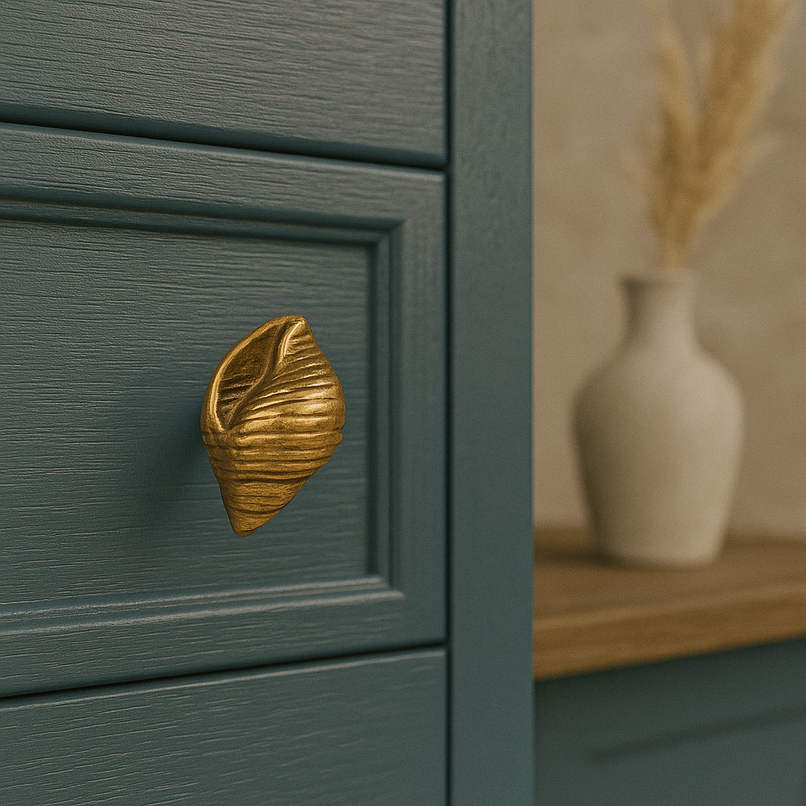 Oceano Rimini brass seashell knob