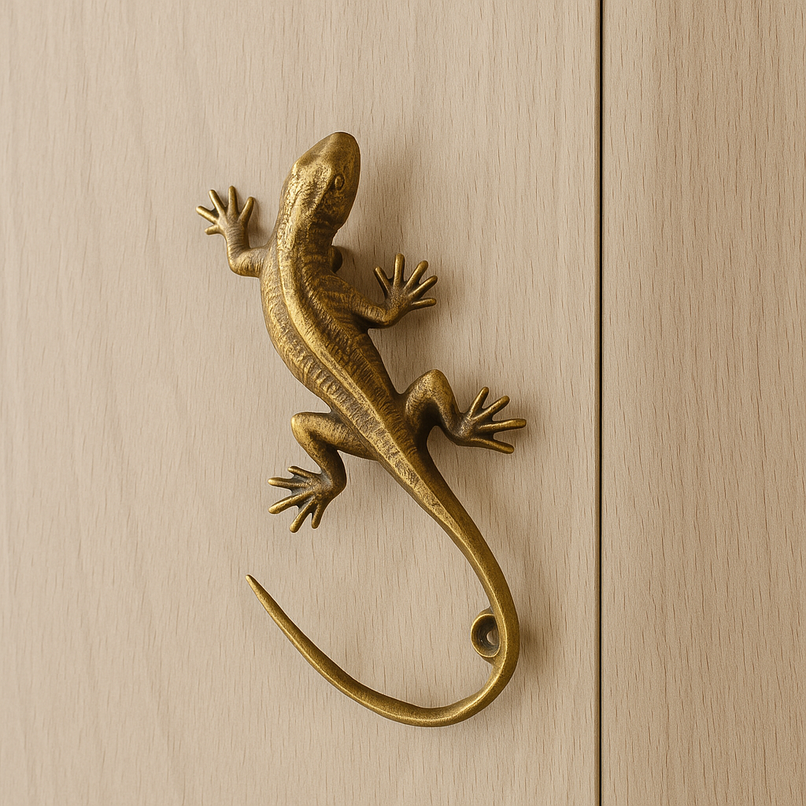 Fauna brass small lizard knob