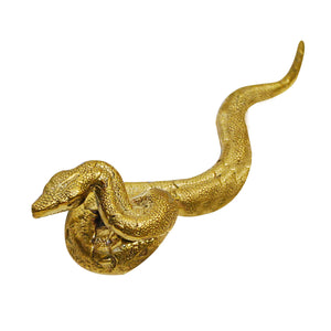 "A brass snake-shaped knob against a neutral background. The knob is intricately crafted with scales and sinuous curves, adding a touch of elegance and charm. Perfect for styling furniture and drawers with flair and originality.