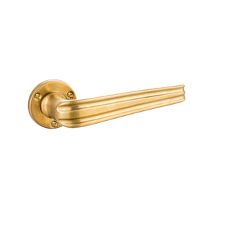 This door handle is made from solid brass and features a grooved design, adding a textured feel along its length. The grooves provide a secure, comfortable grip, making the handle easy to hold. It has a polished, warm metallic finish that feels smooth to the touch between the grooves, adding a touch of elegance. Suitable for both traditional and modern spaces, this handle combines style and functionality for any door.