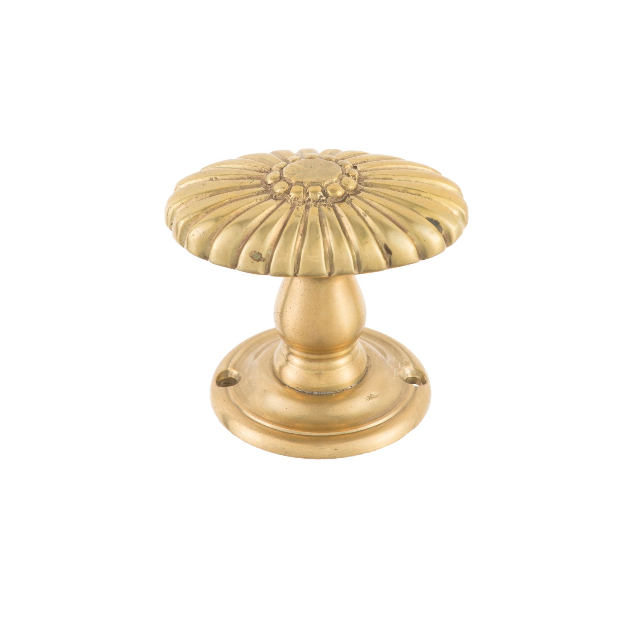 A polished brass knob with a classic design, suitable for cabinets, drawers, and doors.