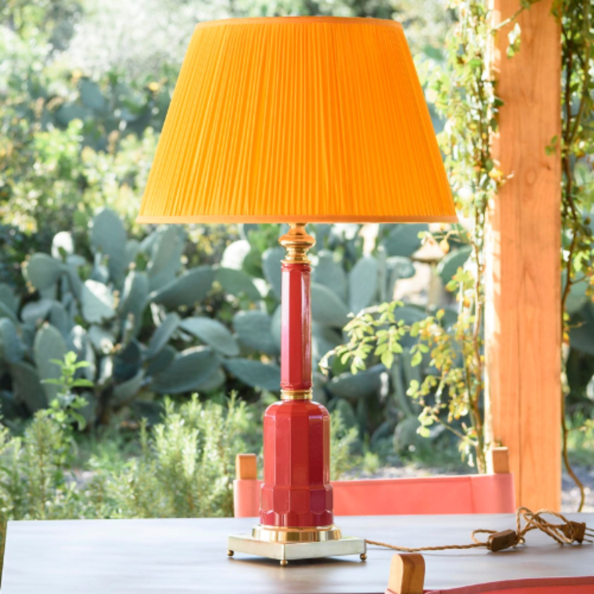 Jacaranda strawberry red brass table lamp - ilbronzetto
