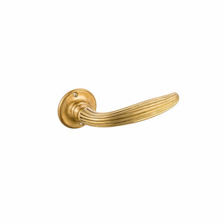 Novecento brass curved door handle with grooves - ilbronzetto