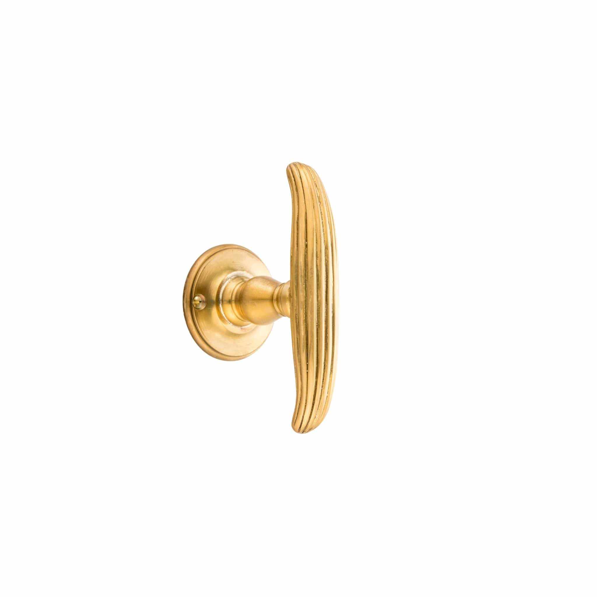 Novecento brass curved window handle with grooves - ilbronzetto