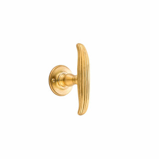 Novecento brass curved window handle with grooves - ilbronzetto