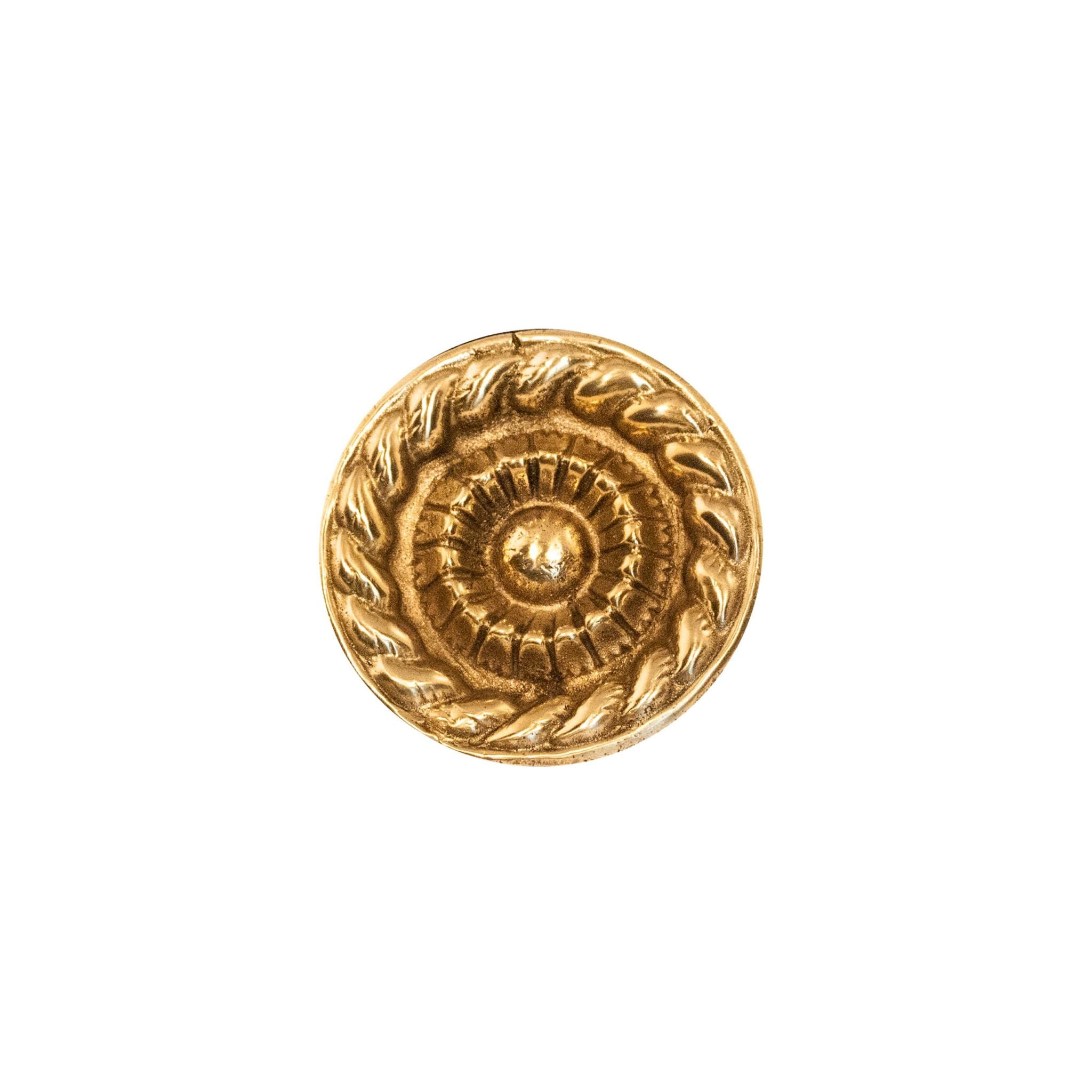 Novecento Varsavia Brass pomello: un pomello circolare in ottone con decorazioni intricate, perfetto per aggiungere fascino classico e raffinata eleganza al vostro arredamento.