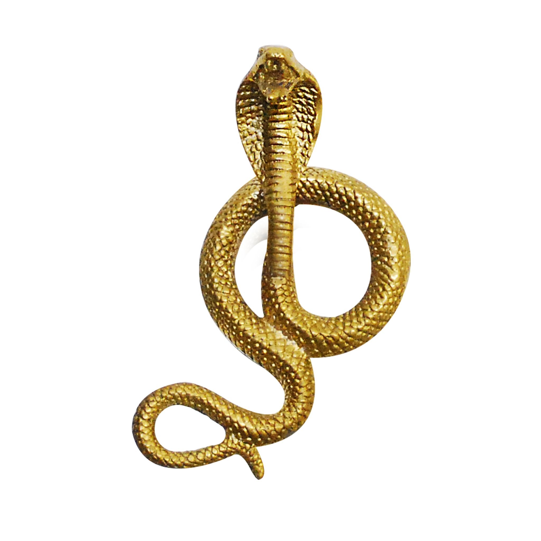 Immagine di un cobra in ottone pomello su uno sfondo neutro. pomello  presenta un design elegante che ricorda la silhouette di un cobra, aggiungendo un tocco esotico a mobili o cassetti.