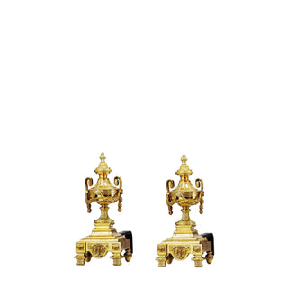 I nostri candelabri in ottone e ferro con accenti a forma di urna sono una splendida combinazione di funzionalità ed eleganza. La base è realizzata in ferro robusto con una superficie leggermente strutturata per garantire stabilità e un appoggio sicuro della legna da ardere. Dalla base spuntano dettagli a forma di urna in ottone lucido, lisci al tatto, che offrono un'estetica raffinata e classica. Il design a urna aggiunge un tocco di timeless raffinatezza, rendendo questi candelabri sia pratici per mantenere un flusso d'aria ottimale sia decorativi. 