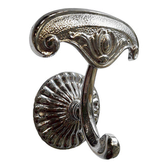 Appendiabiti decorativi in ottone dal design ornato. Il gancio ha una forma liscia e curva, perfetta per appendere oggetti come cappotti, cappelli o borse. Il materiale in ottone ha una finitura dorata e lucida che gli conferisce un aspetto vintage ed elegante. La base del gancio presenta dettagli intricati che aggiungono un tocco di raffinatezza a qualsiasi spazio.