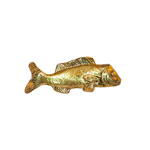 Manarola in ottone a forma di pesce pomello, caratterizzato da dettagli intricati e da una finitura lucida, perfetto per aggiungere fascino costiero ad armadi e cassetti.